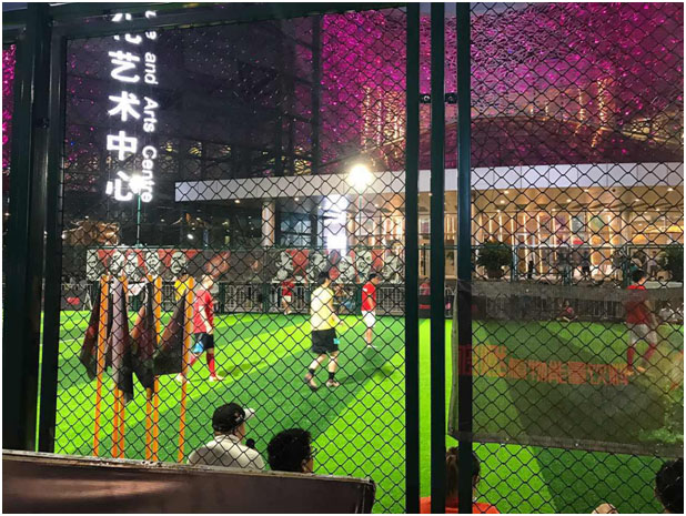 /></p><p>市體育局副局長(zhǎng)、市體育總會(huì)副主席陳艷青女士親臨現(xiàn)場(chǎng)，并給蘇超五人制足球聯(lián)賽的冠軍頒發(fā)冠軍獎(jiǎng)杯。市教育局、校園足球辦公室、市體育總會(huì)、市海外交流協(xié)會(huì)、市足球協(xié)會(huì)、工業(yè)園區(qū)宣傳部等單位代表共同出席啟動(dòng)儀式。</p><p style=