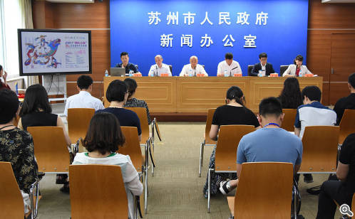 /></p><p>現(xiàn)場(chǎng)，賽事承辦方就本屆賽事的活動(dòng)亮點(diǎn)、獎(jiǎng)項(xiàng)設(shè)置、宣傳互動(dòng)以及安全保障等相關(guān)情況做了詳細(xì)介紹。今年，金雞湖龍舟賽再次被列入&ldquo;同樂(lè)江蘇&rdquo;系列活動(dòng)，并舉行&ldquo;同樂(lè)江蘇&rdquo;啟動(dòng)儀式。省委宣傳部、省政府新聞辦作為賽事指導(dǎo)單位，對(duì)賽事給予了大力支持，并邀請(qǐng)?jiān)诮K生活的外籍人士組隊(duì)參賽，提升賽事整體高度，擴(kuò)大品牌影響力及號(hào)召力。較之于往屆，今年賽事的參賽隊(duì)伍來(lái)源更加豐富，既有以意大利威尼斯為代表的蘇州友好城市隊(duì)，也有來(lái)自江蘇省內(nèi)南京、常州等地的隊(duì)伍。金雞湖端午龍舟賽以傳承中華民族傳統(tǒng)文化為核心，通過(guò)體育賽事全民參與的形式，傳承中國(guó)傳統(tǒng)文化，促進(jìn)國(guó)際文化間的交流與發(fā)展。</p><p style=