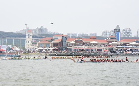 /></p><p>經(jīng)過預(yù)賽和決賽的兩輪角逐，國際教育園男子龍舟隊(duì)摘得&ldquo;12人龍舟300米直道競速&rdquo;男子組桂冠，女子組則是威尼斯大學(xué)聯(lián)隊(duì)奪冠，22人龍舟300米直道競速公開組冠軍由外包學(xué)院龍舟隊(duì)獲得。除最受矚目的冠亞季軍隊(duì)伍外，本屆龍舟賽還評選出了優(yōu)秀組織獎、最佳團(tuán)隊(duì)協(xié)作獎、最佳團(tuán)隊(duì)拼搏獎等多個團(tuán)隊(duì)優(yōu)秀獎項(xiàng)。</p><p style=
