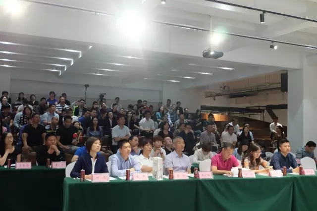/></p><p>隨著前期大量籌備工作已經(jīng)完成，賽事開幕在即，為保障賽事及活動圓滿完成，本次領(lǐng)隊會議像大家重點宣導(dǎo)競賽規(guī)程，通報培訓(xùn)情況、給予備賽建議，講解檢錄換裝登舟和救生方案，通報儀式環(huán)節(jié)和互動活動的細(xì)化方案并通過抽簽進(jìn)行競賽順序。</p><p style=